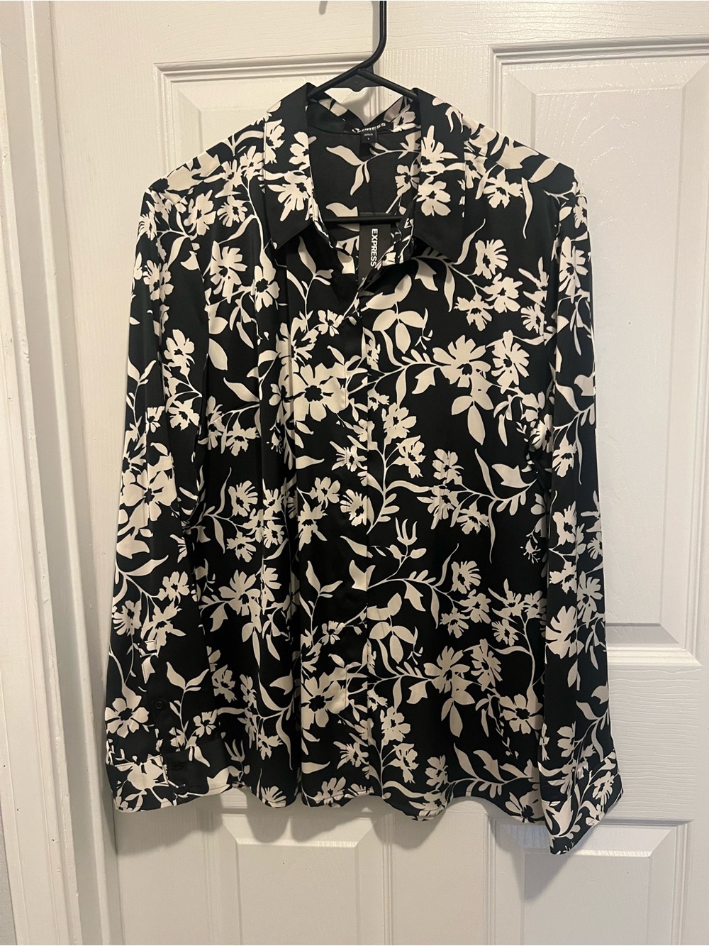 Express Black and White Floral Button-Front Blouse